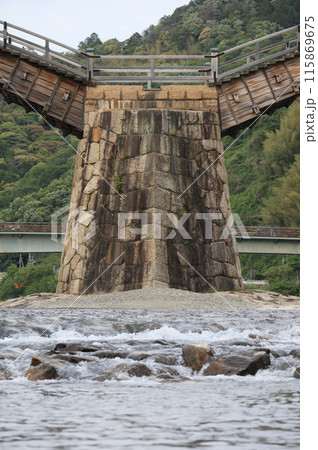 錦帯橋の石積み、紡錘形の頑強な橋台（下流側） 115869675