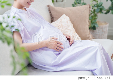 笑顔でお腹を触る妊婦 笑顔でお腹を触る妊婦 115869771