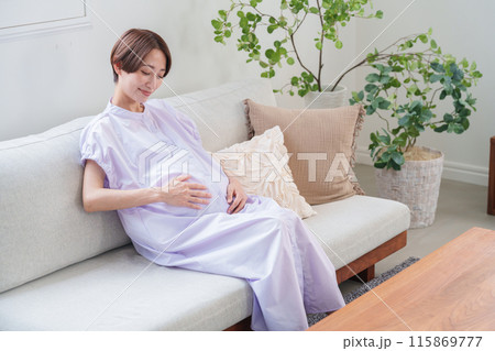 笑顔でお腹を触る妊婦 笑顔でお腹を触る妊婦 115869777