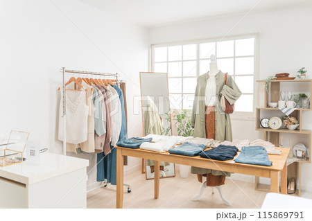 洋服・服・衣類・ファッション・衣服・衣料品・アパレルショップ・ハンガー・収納・クローゼット 115869791