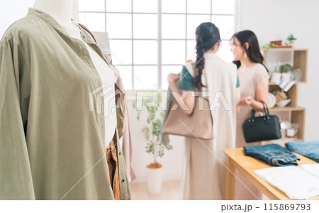アパレルショップ・洋服屋のディスプレイ・マネキン・トルソー 115869793