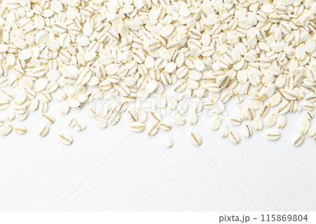 白背景に胚芽押麦 白背景に胚芽押麦 115869804