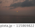 玄界灘に昇る朝日と雲龍 115869822