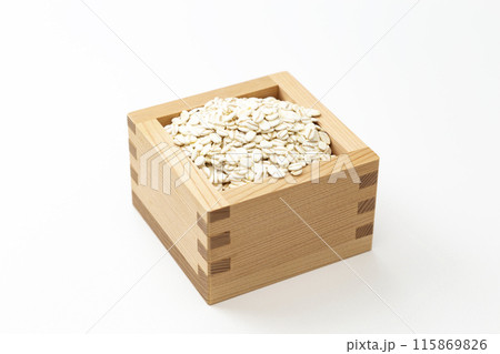 白背景に胚芽押麦 白背景に胚芽押麦 115869826