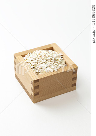 白背景に胚芽押麦 白背景に胚芽押麦 115869829