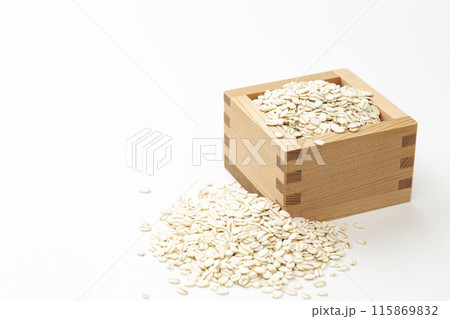 白背景に胚芽押麦 白背景に胚芽押麦 115869832