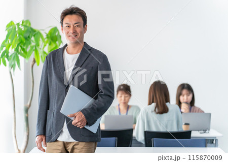 ノートパソコンを持ったビジネスマン(転職・再就職・システムエンジニア・プログラマー) ノートパソコンを持ったビジネスマン(転職・再就職・システムエンジニア・プログラマー) 115870009