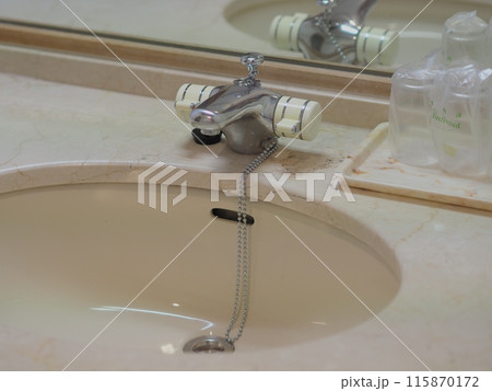 古い蛇口(2ハンドル混合水栓) 115870172