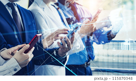 スマホを使う人々とデジタルネットワーク 115870348