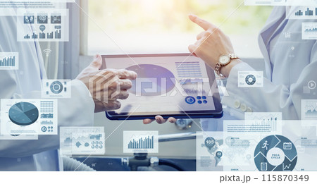 タブレットを使って会議する研究者とデジタルデータ 115870349