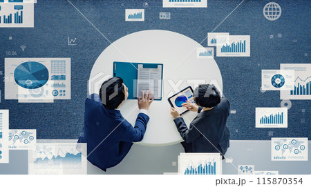 会議するビジネスパーソンとビジネスデータ 115870354