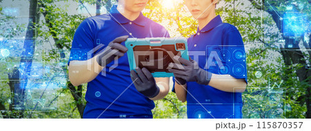 タブレットを見ながら自然調査する人々とデジタルテクノロジー タブレットを見ながら自然調査する人々とデジタルテクノロジー 115870357