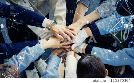 円陣を組む人々とネットワーク 115870364
