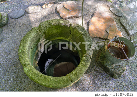 奈良県明日香村　岡寺にある瑠璃井とつるべ桶 115870812