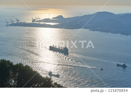 海峡に反射する朝陽と船舶 115870854