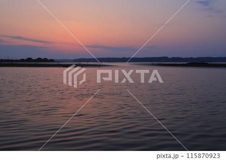 印旛沼の日の出の風景 115870923