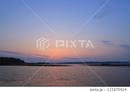 印旛沼の日の出の風景 115870924