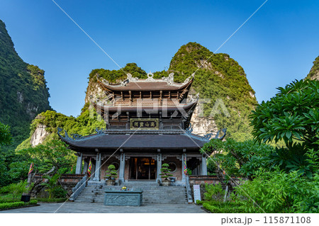 ベトナムハノイ　渓谷の川を手漕ぎのボートで進むニンビンのボートツアーで立ち寄る寺院 115871108
