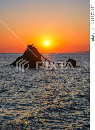伊勢二見浦 夫婦岩からの日の出 伊勢二見浦 夫婦岩からの日の出 115871144