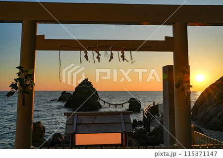 伊勢二見浦 夫婦岩からの日の出 伊勢二見浦 夫婦岩からの日の出 115871147
