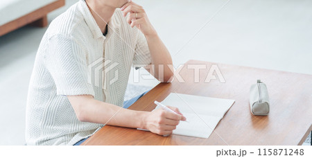 家で勉強する社会人男性 115871248