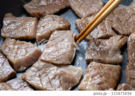 牛肉をフライパンで焼く調理シーン。 牛肉をフライパンで焼く調理シーン。 115871656