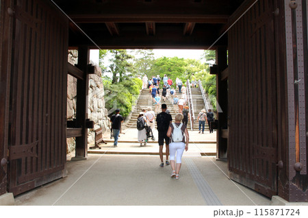 外国人観光客でにぎわう岡山城 115871724