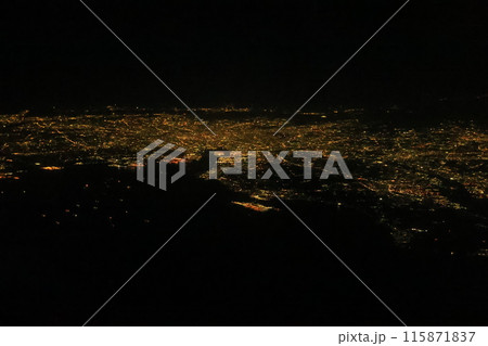 空から見た街の夜景 115871837