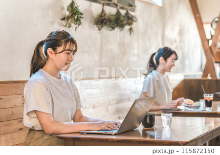 カフェ・飲食店で勉強・レポート・論文作成をする大学生・女子大生 115872150