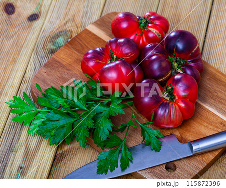 Brown tomatoes on wooden desk in home kitchen 115872396