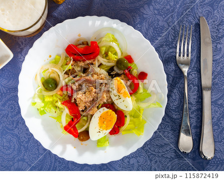 Light appetizing vegetable salad with tuna 115872419