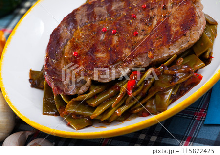 Beef entrecote with string beans and bell pepper 115872425