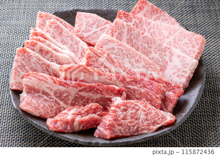 焼肉用牛肉盛り合わせ(ヒウチ・ロース・三角バラ)。 115872436