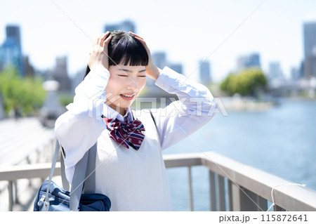 頭を抱える女子高生 頭を抱える女子高生 115872641