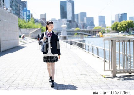 通学する女子高生 115872665