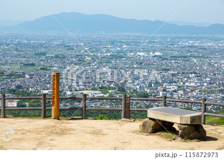 奈良県・若草山から望む奈良市街の風景 115872973