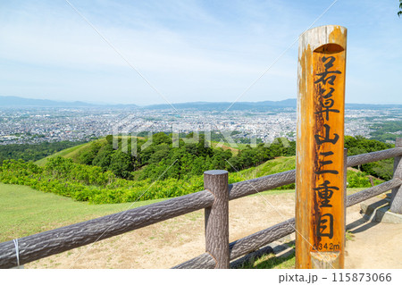 奈良県・若草山から望む奈良市街の風景 115873066