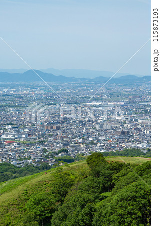 奈良県・若草山から望む奈良市街の風景 奈良県・若草山から望む奈良市街の風景 115873193