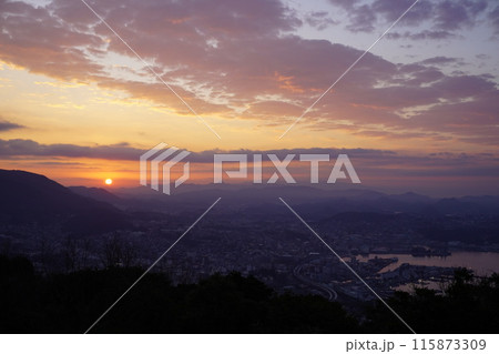 弓張岳からの日の出と佐世保の町並み 115873309