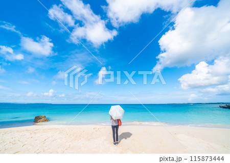 宮古島の海と日傘の女性 115873444