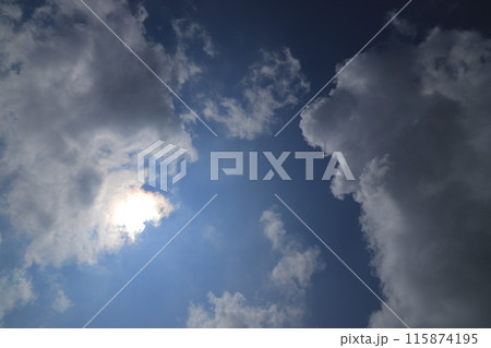 青空に浮かぶ雲 115874195