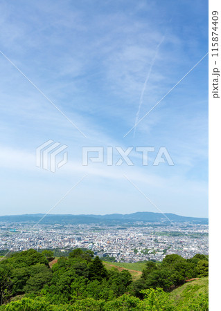 奈良県・若草山から望む奈良市街の風景 奈良県・若草山から望む奈良市街の風景 115874409
