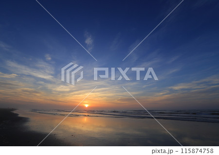 海と日の出の風景 115874758