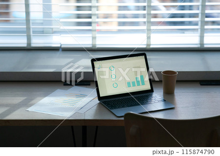 誰もいないオフィスに置いてあるパソコン 115874790