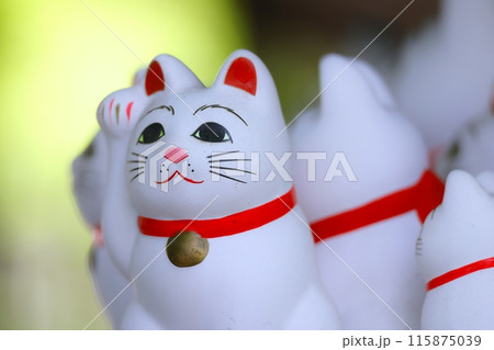 招き猫が福を招いて商売繁盛 115875039