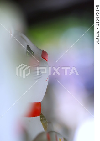 招き猫が福を招いて商売繁盛 115875148