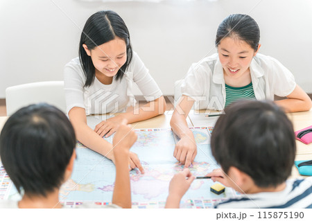 学校で友達と勉強する子供（グループワーク・学童保育） 115875190