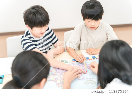 学校の教室でグループ学習する女の子（小学生・男女） 115875194