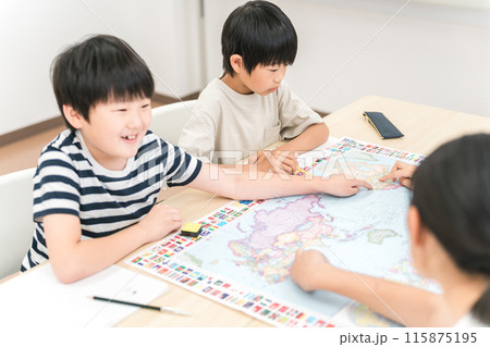 学校の教室でグループ学習する女の子(小学生・男女) 学校の教室でグループ学習する女の子(小学生・男女) 115875195