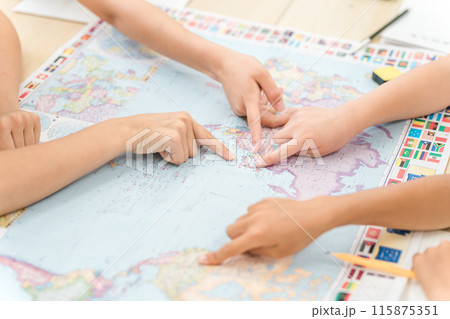 世界地図を見て指差す子供達（グローバル・インターナショナルスクール） 115875351